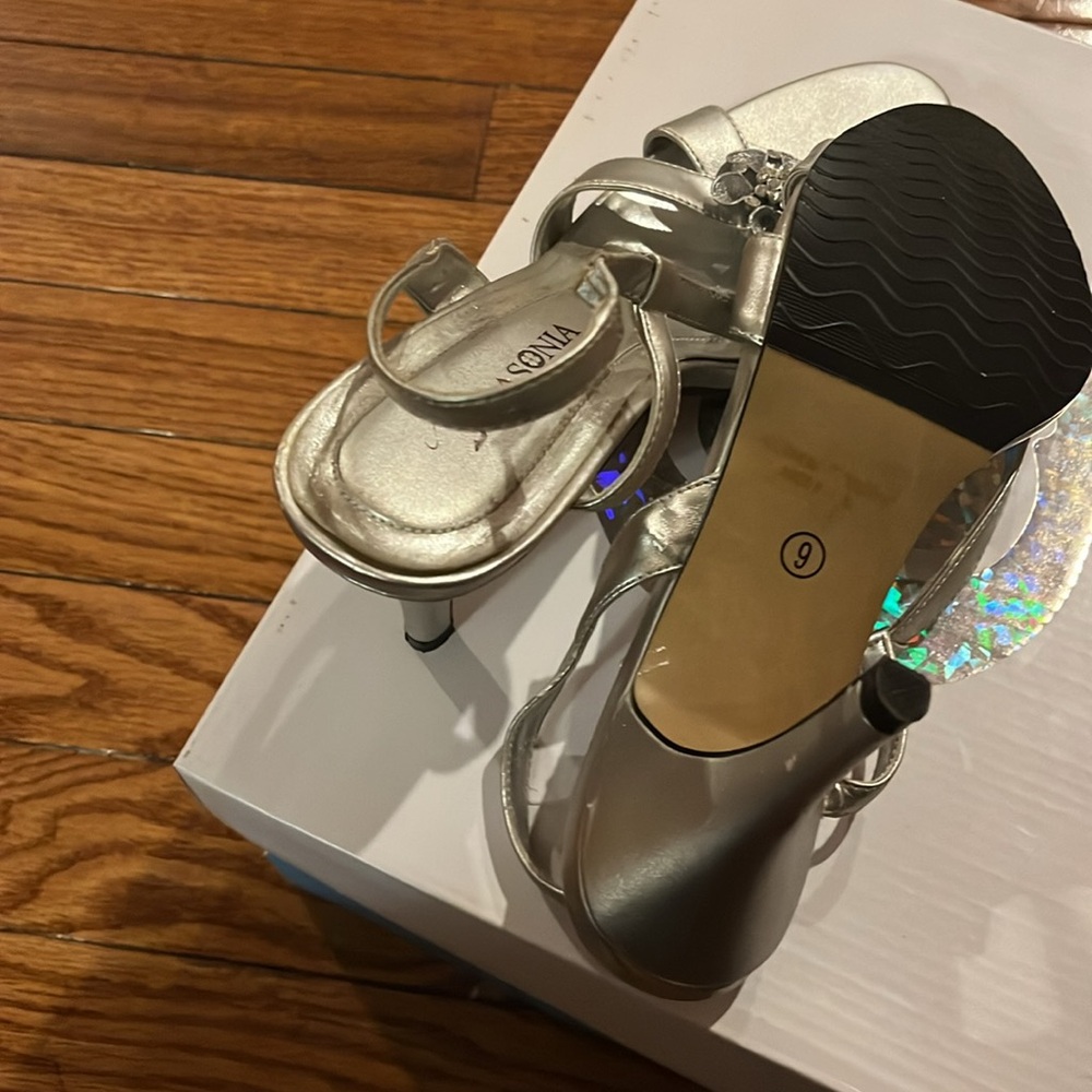 Silver heels - Picture 5 of 5